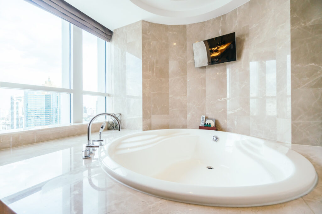 spacious-bathtub-window